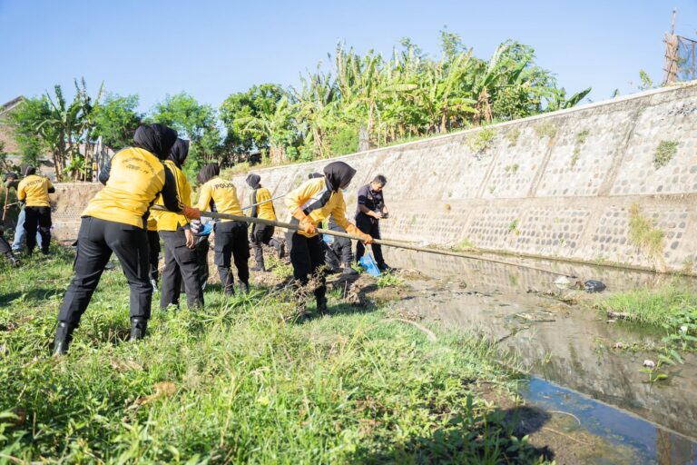 Polisi Peduli Lingkungan Polwan Polres Ponorogo Bersihkan Sungai