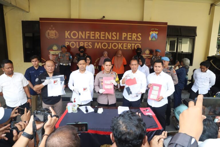Polres Mojokerto Berhasil Amankan Dua Wanita Diduga Bawa Lari Uang Nasabah 3,7 M