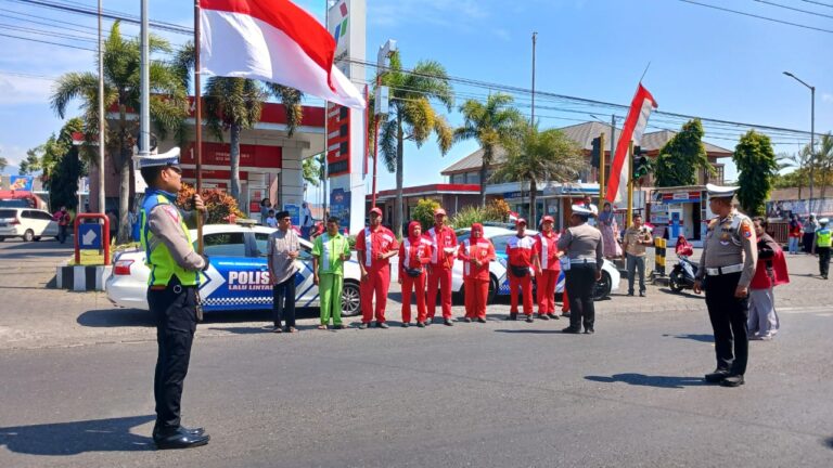 Hormat Bendera Merah Putih, Seluruh Pengendara di Bondowoso Berhenti Saat Detik-Detik Proklamasi