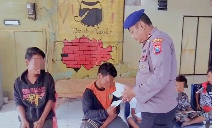 Cara Polisi di Bangkalan Beri Perhatian Terhadap Anak Jalanan Dalam Jum’at Curhat dan Berkah