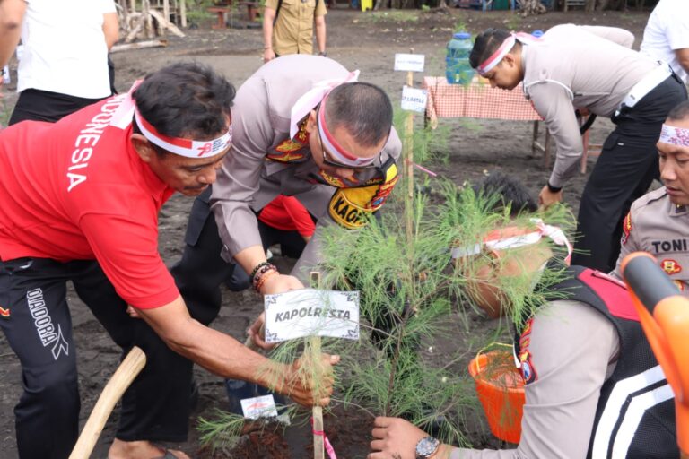 Polri Lestarikan Negeri, Polresta Banyuwangi Tanam 1.531 Bibit Pohon Serentak di HUT RI ke-78