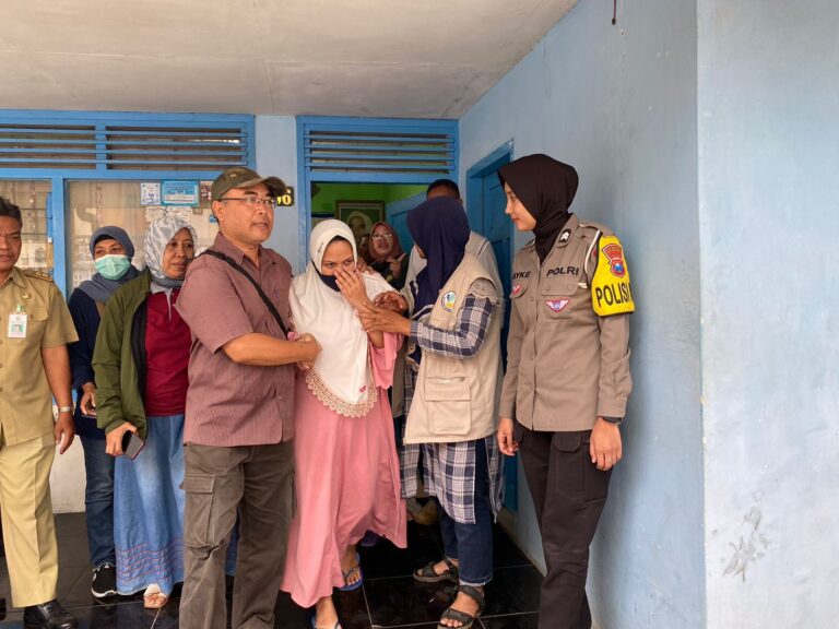Kolaborasi Polwan Polisi RW Polresta Malang Kota Evakuasi ODGJ, Warga Samaan Beri Apresiasi