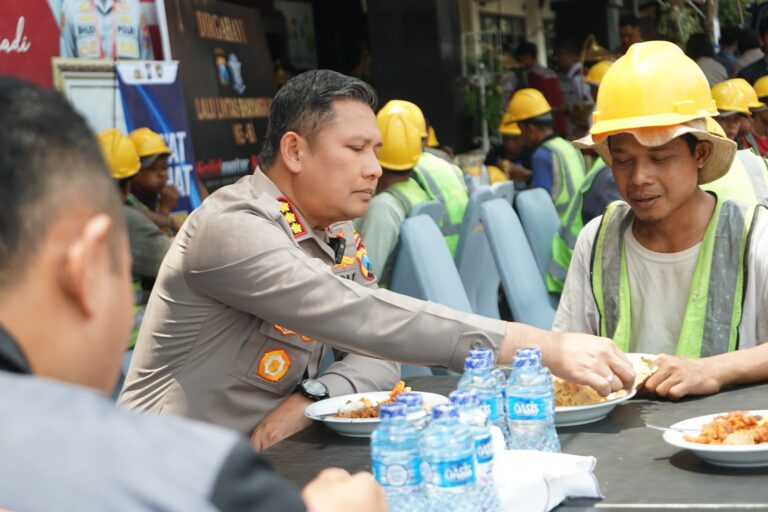 Lebih Dekat : Polresta Malang Kota Makan Siang Bersama Pekerja Proyek Bangunan