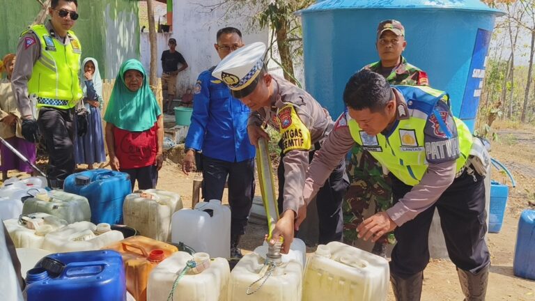 Sambut Hari Lalu Lintas Bhayangkara ke 68, Satlantas Bondowoso Sumbang Tandon dan Dropping Air Bersih