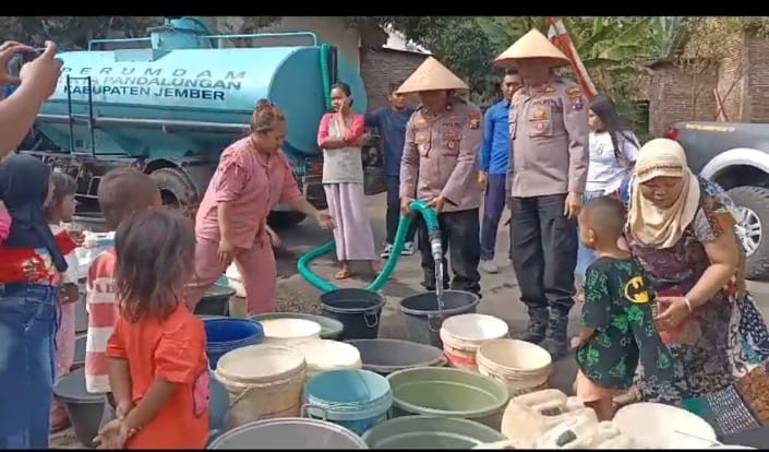 Polres Jember Kembali Salurkan Bantuan Air Bersih Untuk Warga Kecamatan Patrang