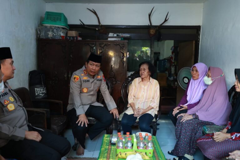 Jum’at Curhat, Kapolda Jatim Sambangi Aspol Ketintang Surabaya