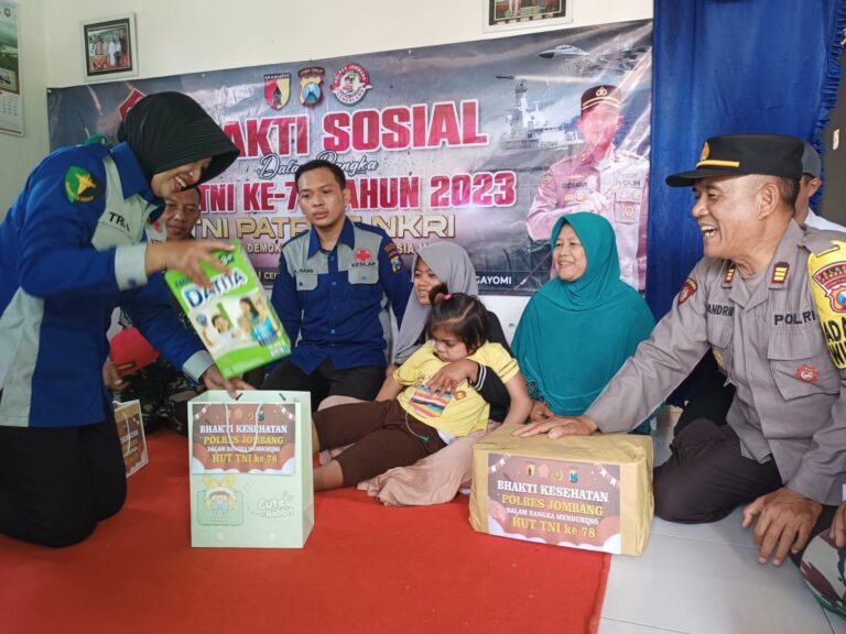 HUT TNI ke 78, Bhabinkamtibmas dan Babinsa Bantu Pengobatan Penderita Cerebral Palsy di Jombang
