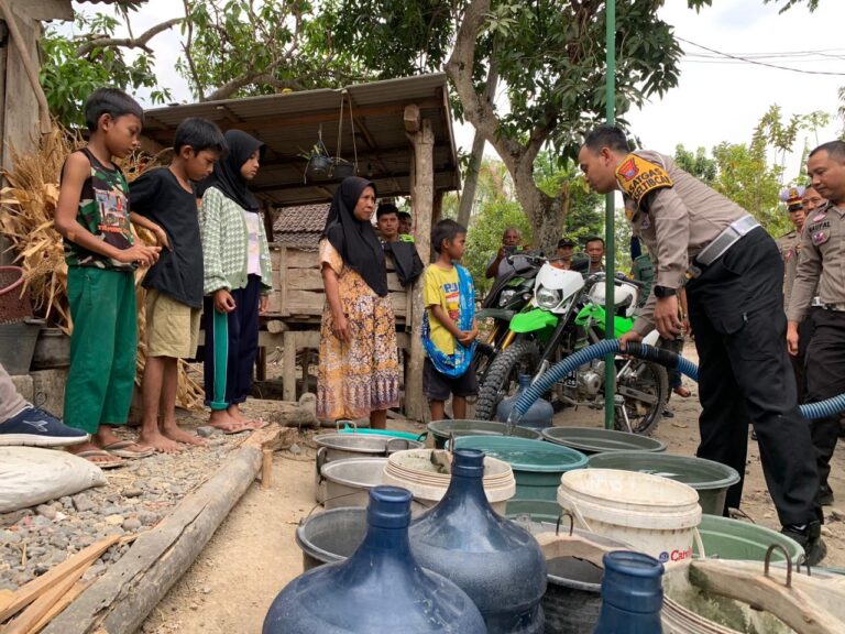 Polisi Bantu 14 Ribu Liter Air dan Sembako pada Warga Terdampak Kekeringan di Jombang