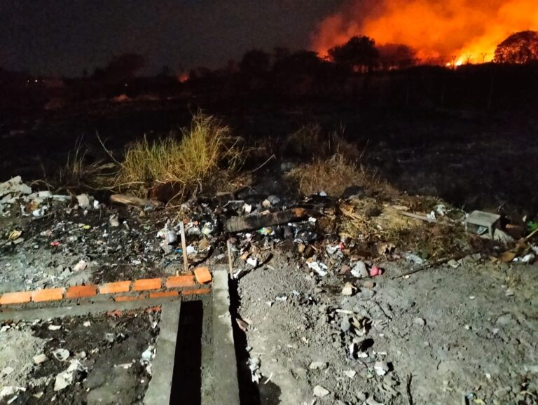 Gercep Polisi dan Petugas Damkar Berhasil Padamkan Kebakaran Lahan Alang-alang di Bandara Banyuwangi