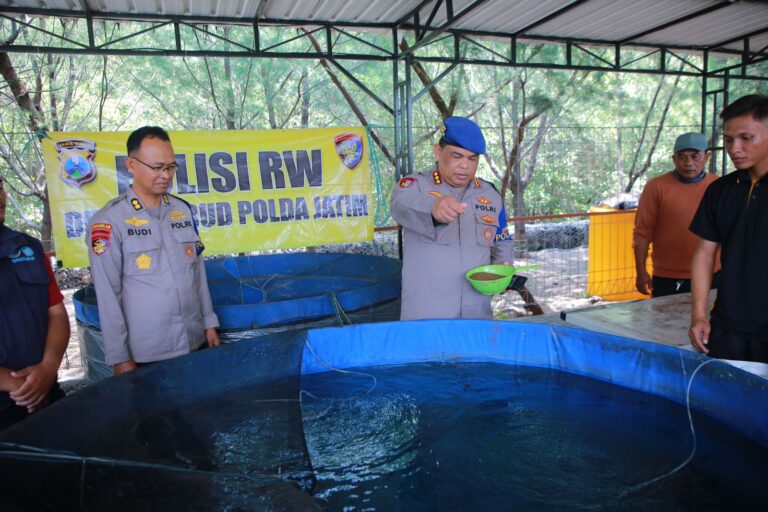 Dukung Ketahanan Pangan Ditpolairud Polda Jatim Beri Bantuan Ribuan Bibit Ikan Lele