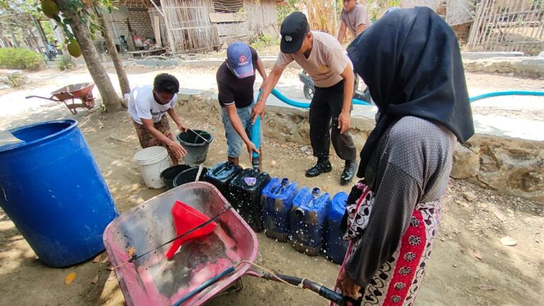 Peringati HUT Brimob Ke-78, Eks Brimob Nusantara Polres Sampang Salurkan 30.000 Liter Air Bersih Untuk Masyarakat