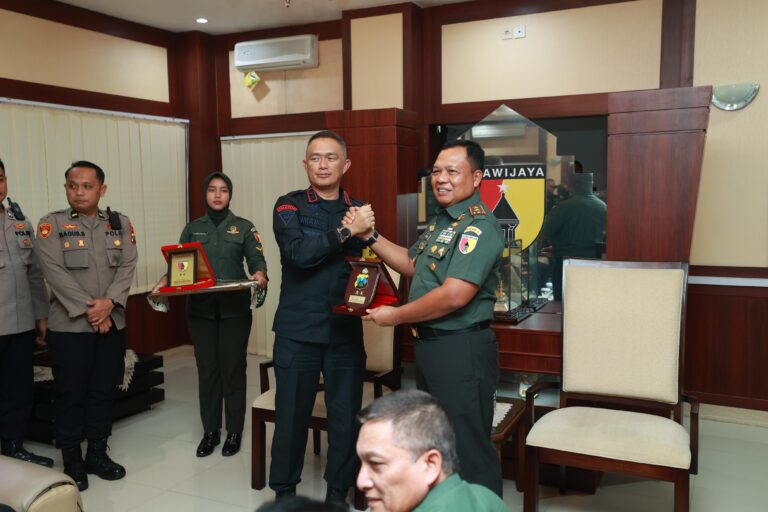 Sinergitas TNI-Polri Kawal Pemilu Damai 2024, Kapolda Jatim Kunjungi Kodam V Brawijaya