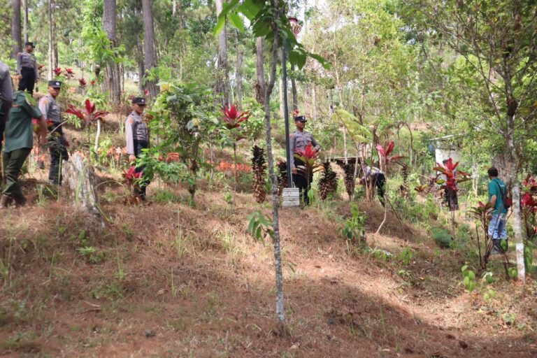 Lestarikan Hutan Polres Tulungagung Tanam Pohon di D Capin