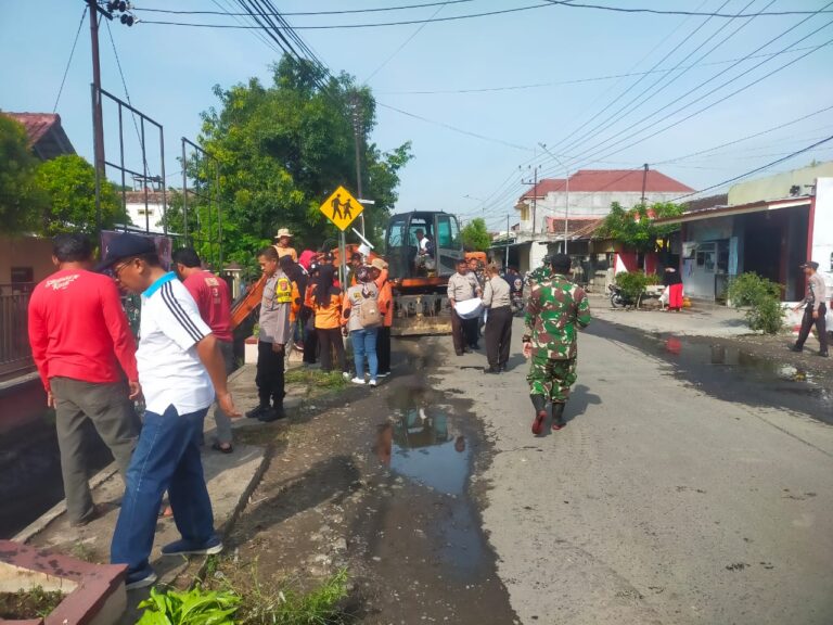 Sinergitas Polisi Bersama TNI dan Warga Bersihkan Parit Limbah Pabrik di Ngawi