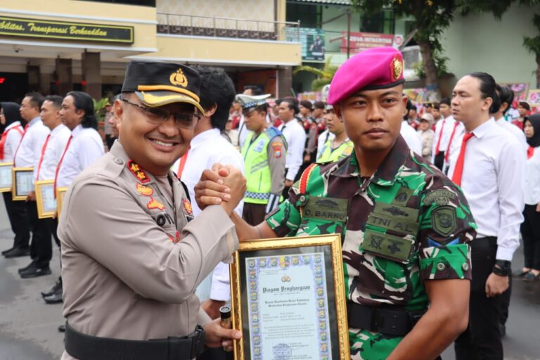Kapolres Lumajang Beri Reward Anggota Marinir yang Bantu Ungkap Kasus PMI Ilegal