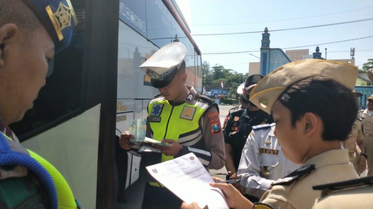 Jelang Nataru, Polres Magetan Bersama Dishub Lakukan Ramp Check Angkutan Transportasi