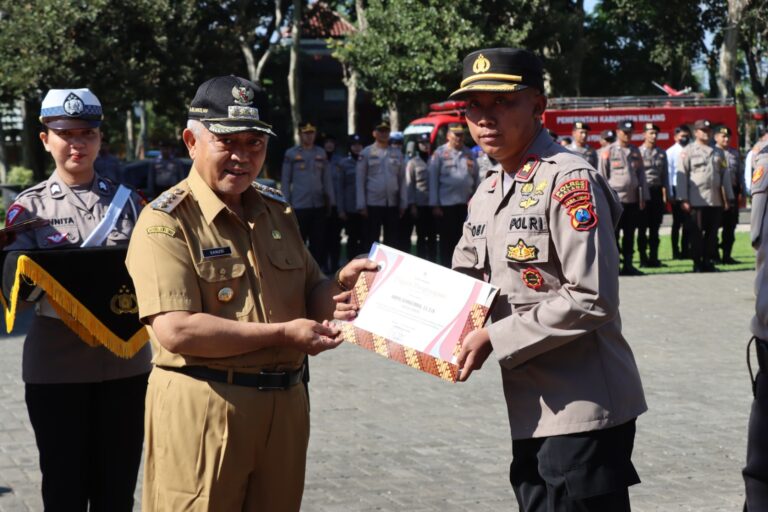 Wujud Apresiasi, Bupati HM Sanusi Beri Penghargaan 45 Personel Polres Malang dan Bhayangkari