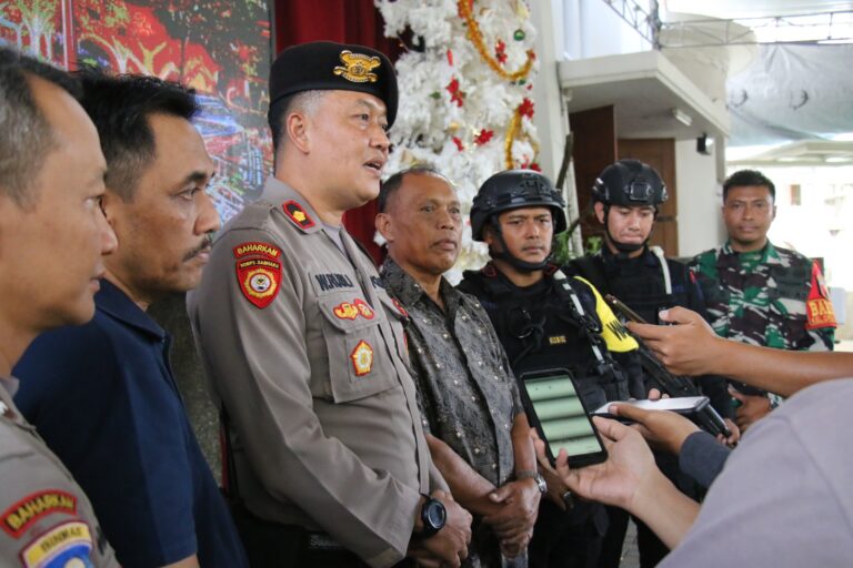 Polresta Malang Kota Bersama TNI dan Tim Jibom Brimob Sterilisasi Gereja Jelang Natal