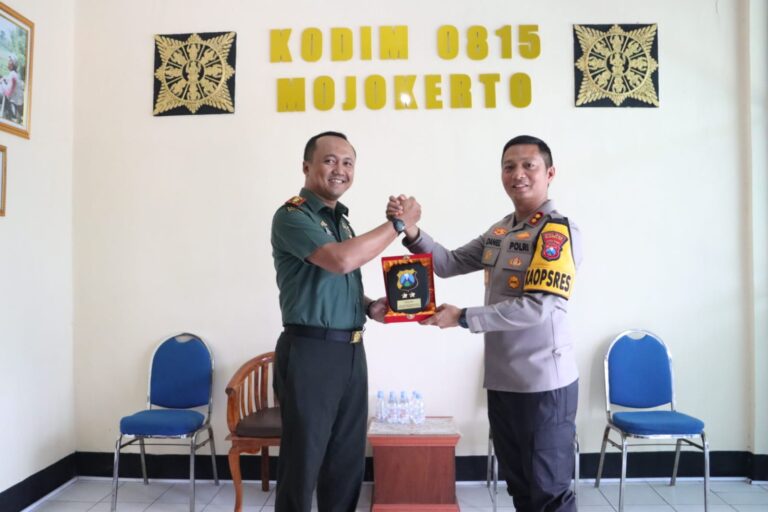 Tingkatkan Sinergitas dan Soliditas TNI-Polri, Kapolres Mojokerto Kota Silaturahmi ke Kodim 0815