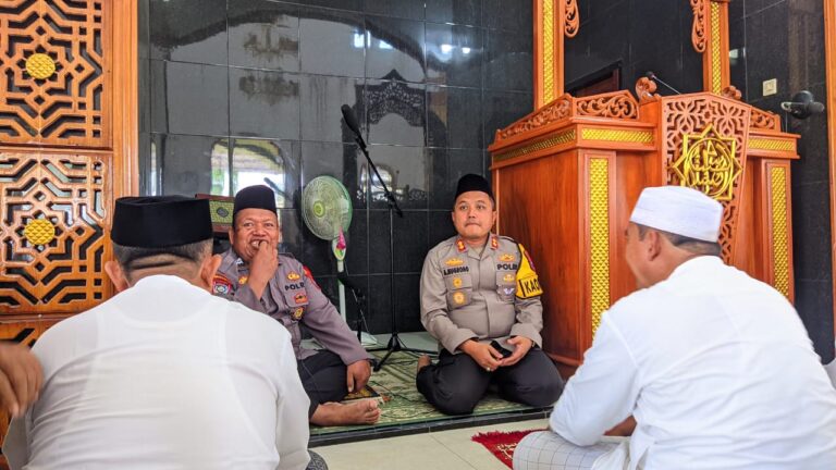 Jumat Keliling, Polres Pacitan Beri Pesan Kamtibmas Jemaah di Masjid