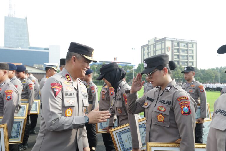 Kapolda Jatim Berikan Penghargaan Kepada 56 PNS dan Personel Polri yang Berprestasi