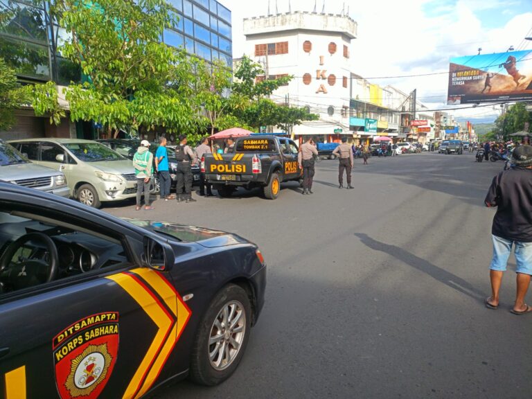 Respon Cepat Polisi dan Relawan Amankan ODGJ yang Acungkan Sajam di Pasar Besar Kota Malang