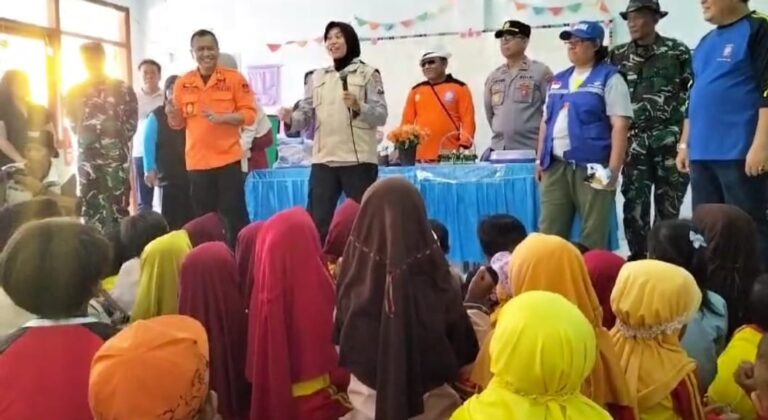 Polres Bondowoso Libatkan Tim Trauma Healing Ajak Anak-anak Lupakan Bencana Angin Puting Beliung