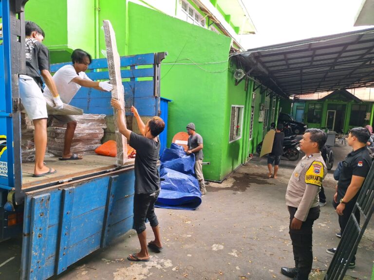 Polresta Malang Kota Lakukan Pengamanan Pendistribusian 9.808 Bilik Suara