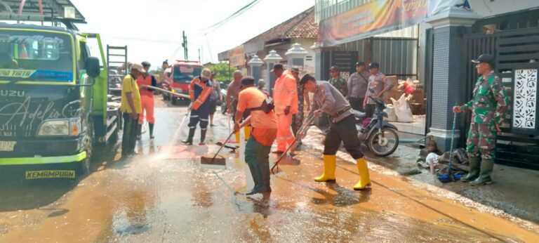 Kompak, Polisi bersama TNI dan Warga Bersihkan Lumpur Luapan Sungai Joho di Tulungagung