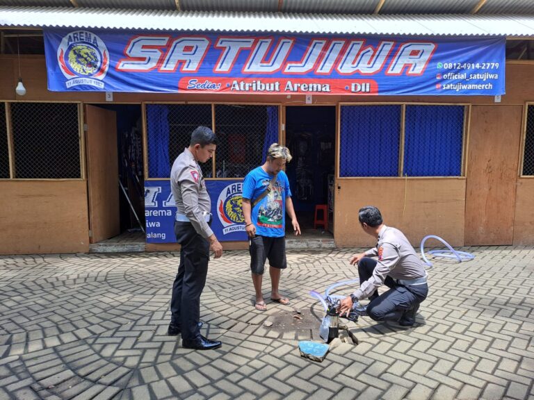 Tindaklanjuti Jumat Curhat, Polres Malang Salurkan Bantuan Pompa Air untuk Pedagang di Stadion Kanjuruhan