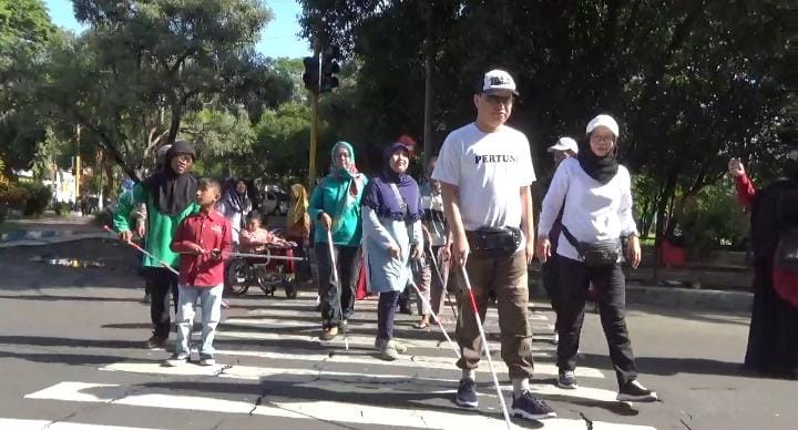 Peduli Disabilitas, Polres Bondowoso Sosialisasikan Kamseltibcarlantas bagi Tuna Netra
