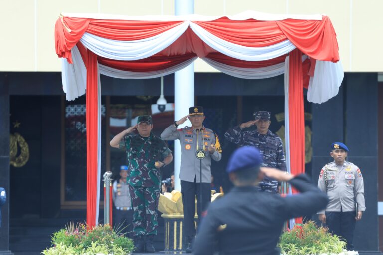 Kapolda Jatim Pimpin Apel Gelar Pasukan Gabungan pada Bulan Bhakti TNI Polri tahun 2024