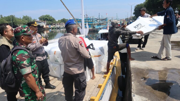 Gunakan Kapal Patroli, Probolinggo Kota Kawal Distribusi Logistik Pemilu 2024 ke Pulau Gili Ketapang