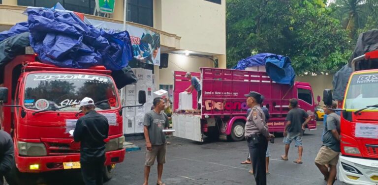 Jamin Keamanan Polresta Malang Kota Kawal Pengiriman Kotak Suara Hingga ke PPS