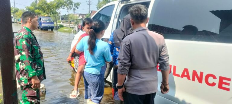 Sinergitas, Polisi Bersama TNI dan BPBD Tangani Banjir di Sidoarjo