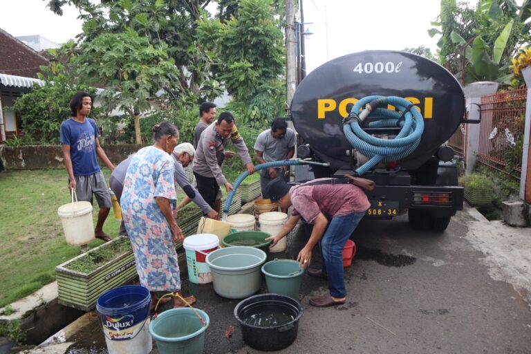 Polres Malang Salurkan Bantuan Air Bersih untuk Warga Dusun Pepen