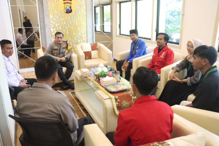 Bersama Organisasi Mahasiswa Kapolres Nganjuk Laksanakan Program Nusantara Cooling System