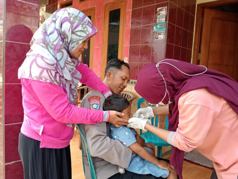 Dampingi Warga Binaanya, Pak Bhabin Polres Ngawi Turut Sukseskan Program Imunisasi Polio