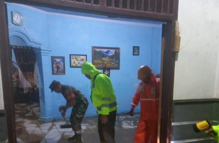 Kompak Polres Ngawi bersama TNI Bantu Bersihkan Rumah Warga Terdampak Luapan Sungai Sawur