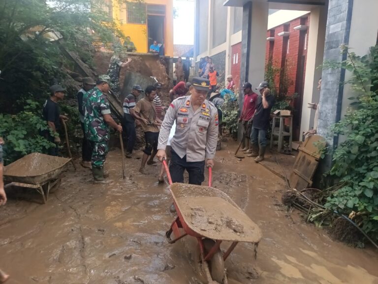 Sinergitas, Polisi Bersama TNI dan Warga Gotong Royong Bersihkan Material Longsor di Trenggalek