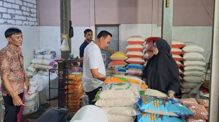 Jelang Ramadhan Satgas Pangan Polres Lamongan Sidak Pasar Pastikan Ketersediaan dan Harga Beras