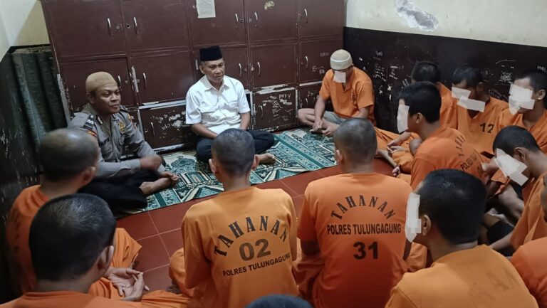 Tingkatkan Keimanan, Polisi Berikan Bimbingan Rohani Kepada Tahanan di Polres Tulungagung