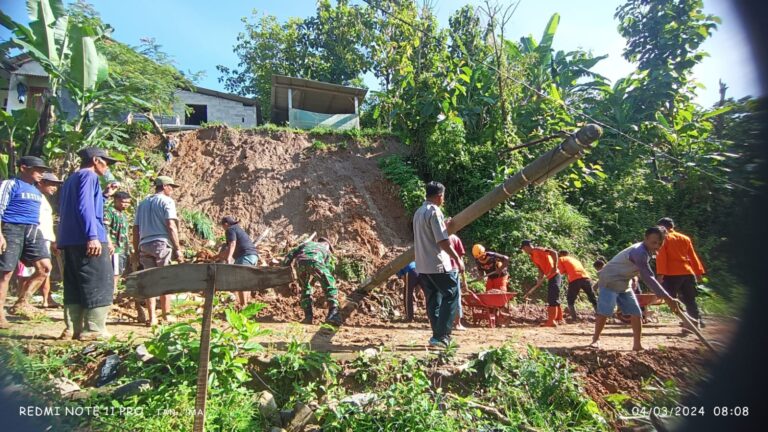 Gotong Royong, Polisi bersama TNI dan Warga Bersihkan Tanah Longsor di Magetan