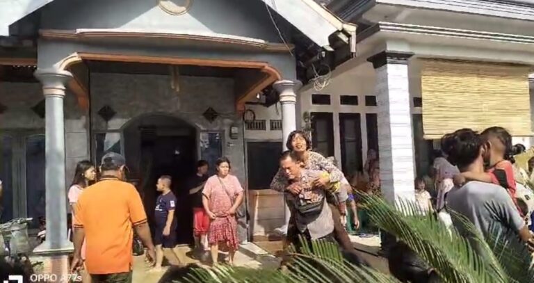 Sinergitas, Polisi Bersama TNI dan BPBD Evakuasi Korban Banjir di Mojokerto