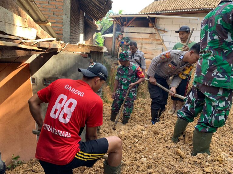 Gerak Cepat Polisi bersama TNI Bantu Warga Pacitan yang Terdampak Tanah Longsor