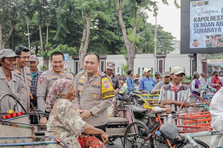 Merakyat, Kapolrestabes Surabaya Ajak Sarapan Bareng dan Berbagi Sembako untuk Abang Becak