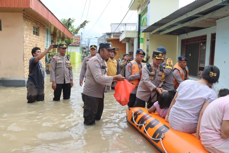 Polisi Distribusikan Ribuan Nasi Bungkus Untuk Warga di Bojonegoro Saat Banjir Belum Surut