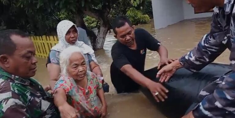Gerak Cepat, Polisi bersama TNI dan BPBD Evakuasi Ribuan Warga Terdampak Banjir di Bangkalan