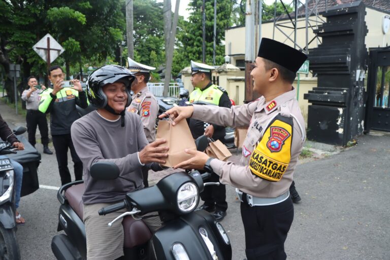 Hari Pertama Puasa Ramadhan, Polres Nganjuk Berbagi Takjil untuk Pengguna Jalan