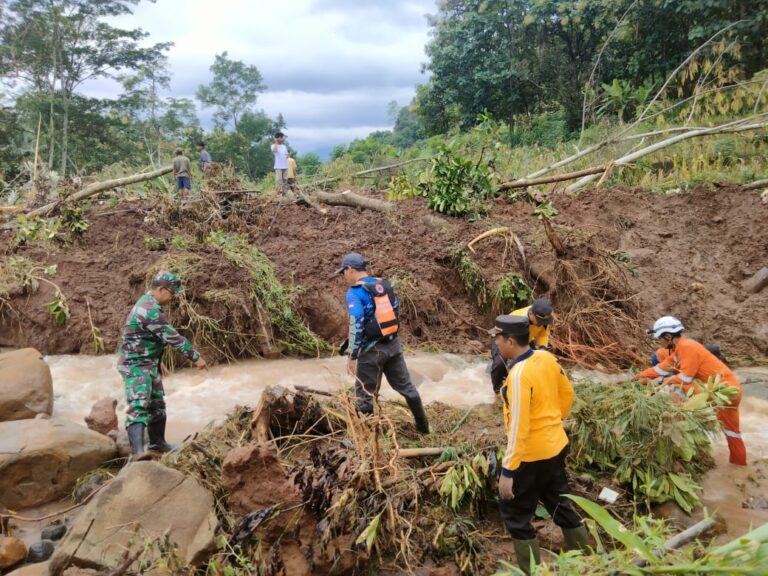 Sinergitas Tiga Pilar Bersihkan Material Longsor di Jombang, Sungai Kali Maling Kembali Mengalir